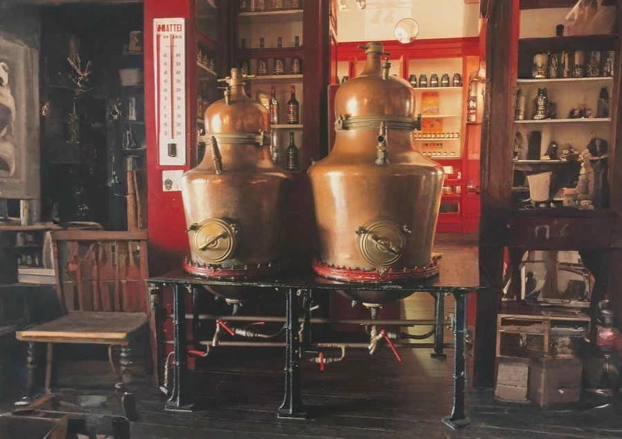 Vì Sao Quy Trình Sản Xuất Rượu Mùi Không Chỉ Đơn Giản Là Pha Cồn
