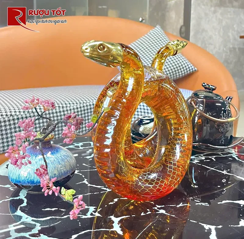 Rượu linh vật rắn thủy tinh