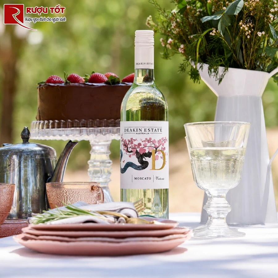 Thuong thuc ruou vang trang Deakin Estate Moscato