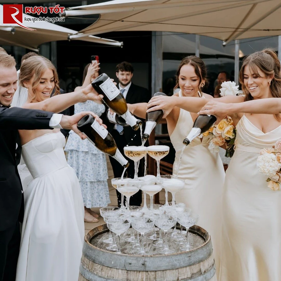 ruou champagne dam cuoi