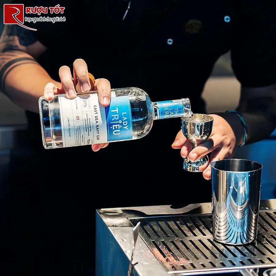 ruou lady triệu east sea navy gin 57% 700ml