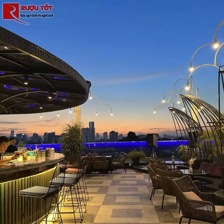 AIRA Sky Bar rooftop Ha noi