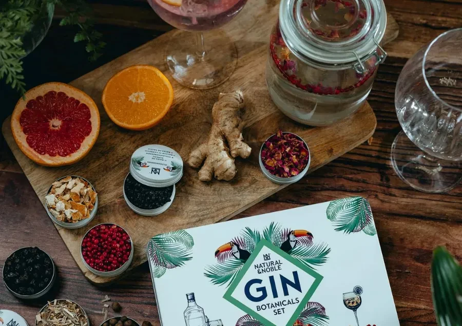 Top 10 Mùi Hương Kỳ Lạ Từng Được Dùng Để Chưng Cất Gin