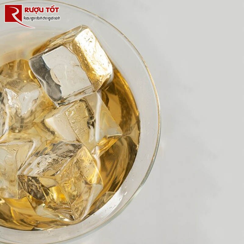 Có nên uống rượu vodka hết hạn