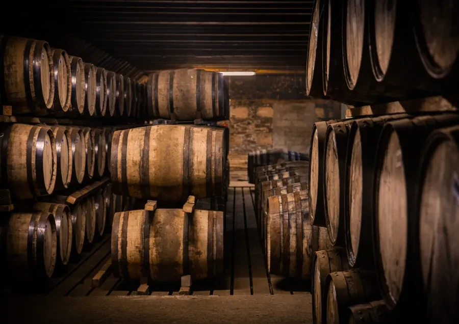 Bên Trong Những Hầm Ủ Cognac Hơn 200 Năm Tuổi Có Gì?