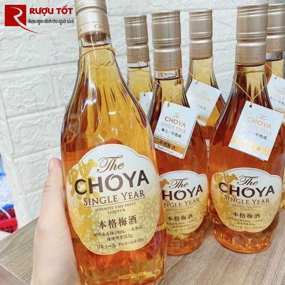 Giá rượu mơ Choya vàng