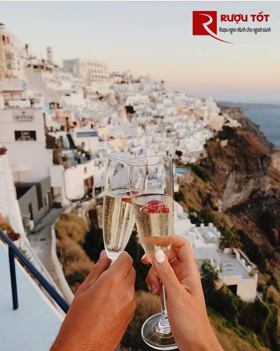 Santorini - Không chỉ là thiên đường du lịch mộng mơ