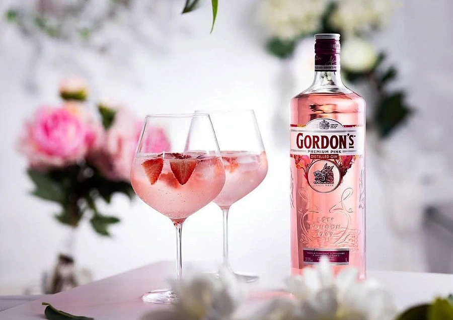 Vì Sao Rượu Gin Hồng Trở Thành Xu Hướng Trong Giới Cocktail?