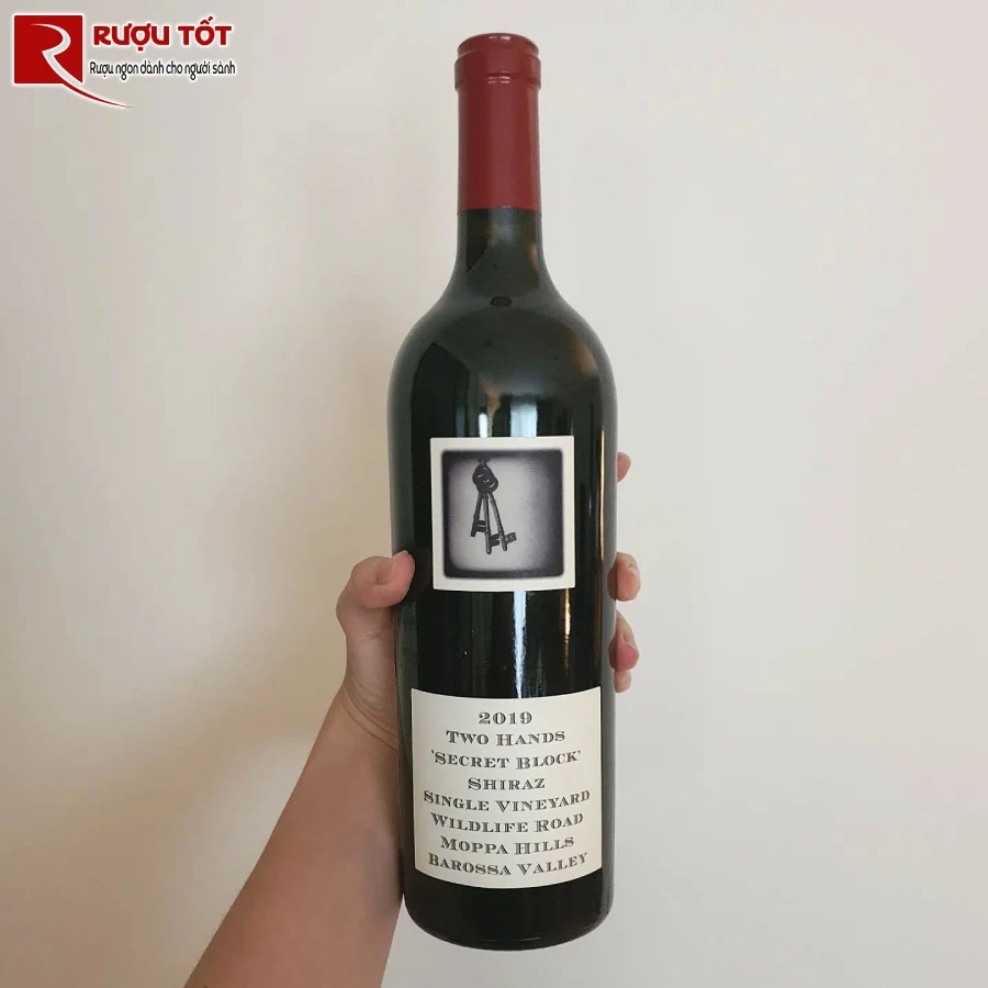 ruou two hands secret block shiraz