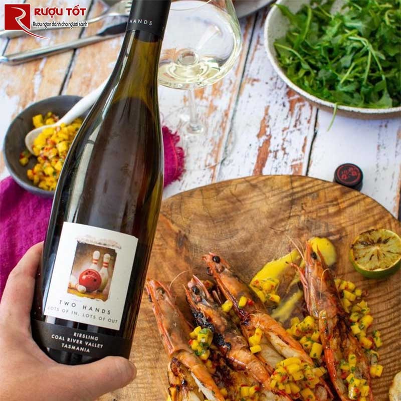 Vang Úc Two Hands Lots Of In