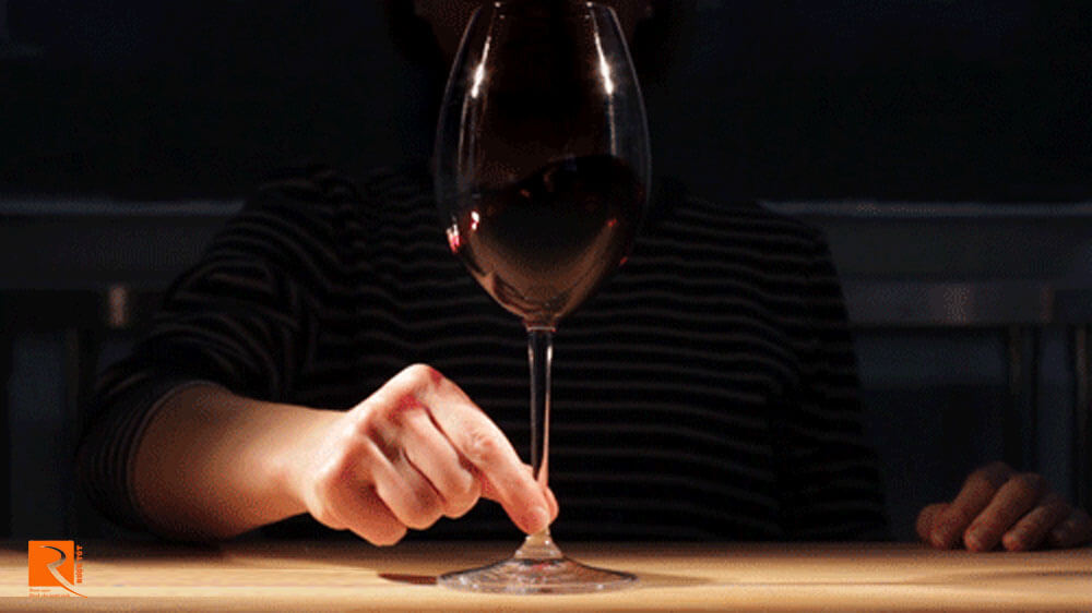 Làm thế nào để lắc rượu vang chính xác và chuyên nghiệp.