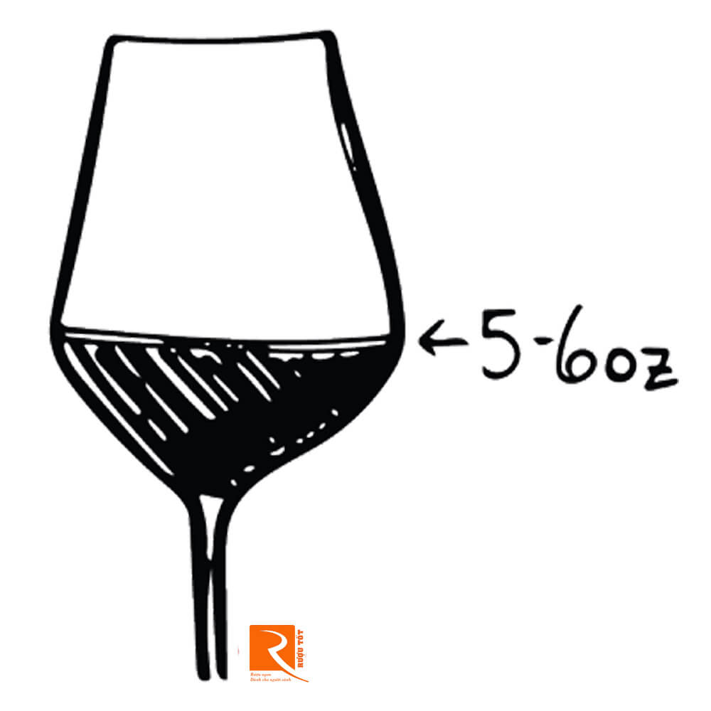 Đổ một nửa rượu vào ly để có khoảng không để rượu tiếp xúc với không khí.