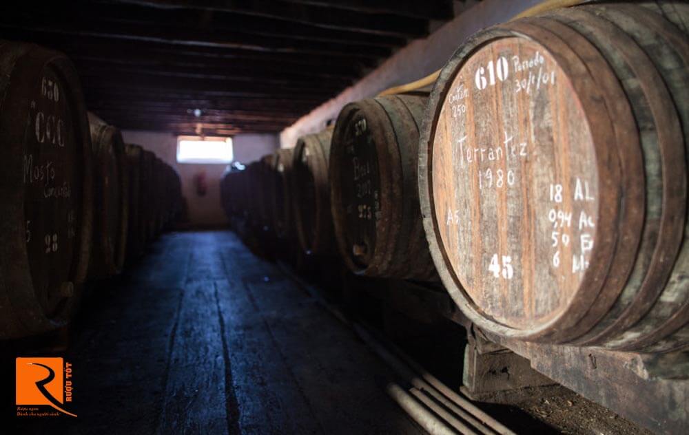 Rượu vang Madeira được làm như thế nào?