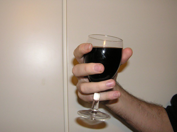 Cách cầm ly rượu vang: Những sai lầm mà bạn dễ mắc phải