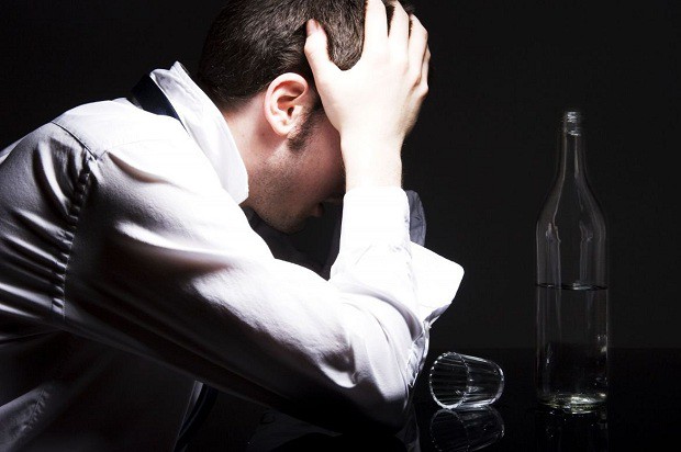 Lý giải hiện tượng đau đầu khi uống rượu vang