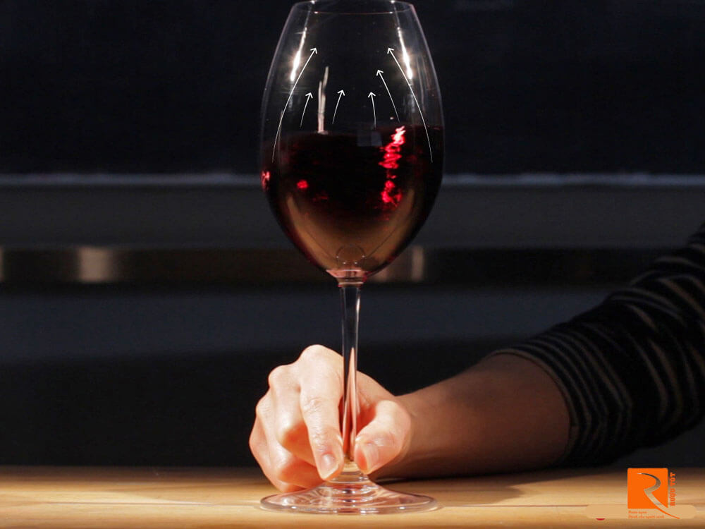 Lắc rượu chính xác giúp hương vị bay lên khứu giác dễ dàng hơn