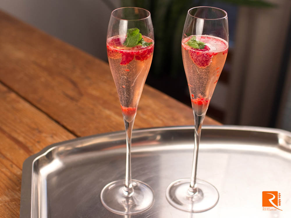 Raspberry Champagne Cocktail với Fresh Mint Syrup đơn giản.
