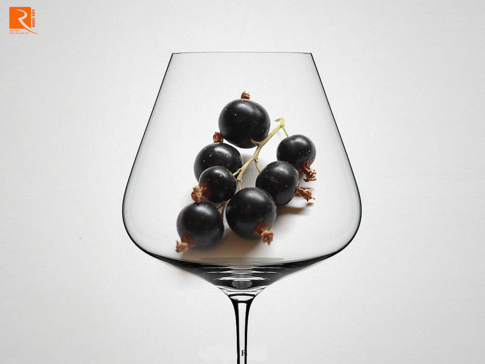 Rượu vang trái cây đen chiếm ưu thế.
