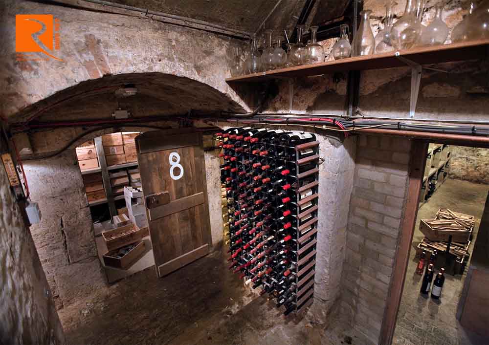 Lưu trữ rượu vang trong hầm rượu tối, mát và ẩm