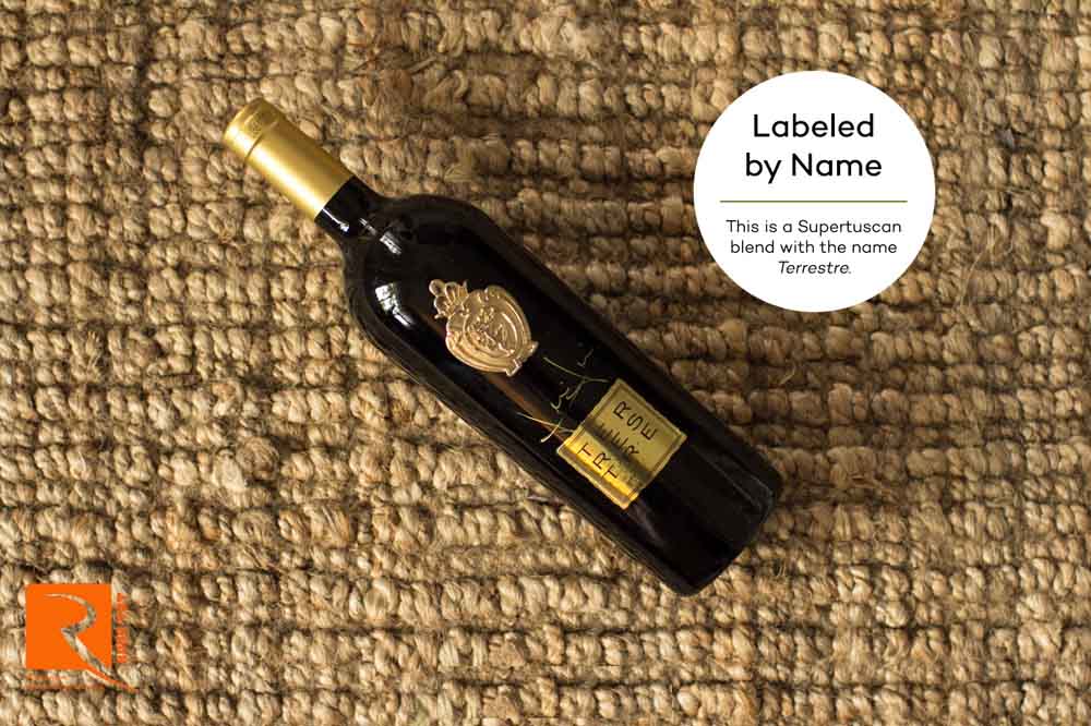 Rượu vang được dán nhãn theo tên.