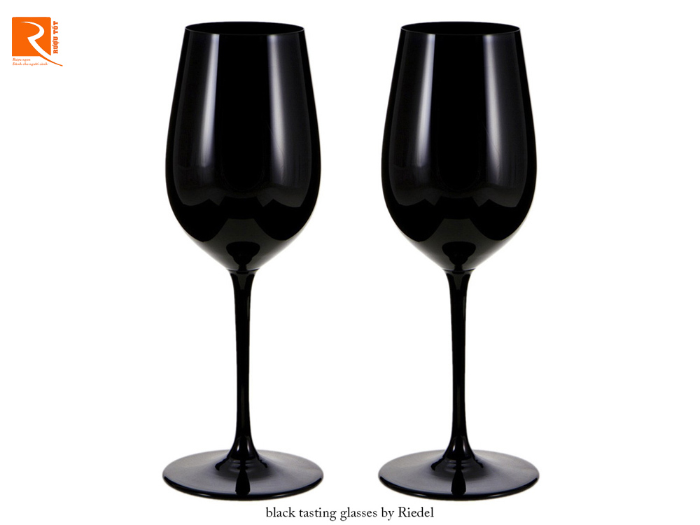 Bạn có thể nếm rượu mù bằng bịt mắt hoặc cho vào một ly rượu vang màu đen.