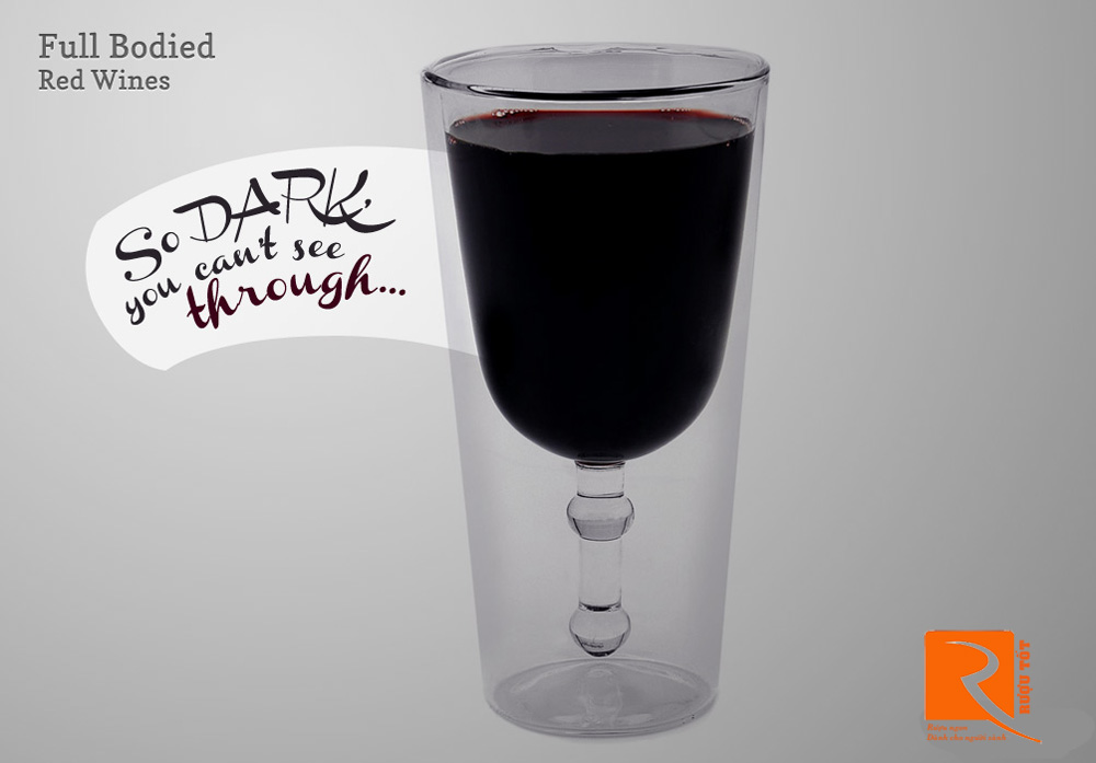 Rượu vang đỏ toàn thân cho màu đỏ tối đen không thể nhìn xuyên qua.