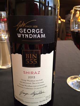 Rượu vang Wyndham Estate Bin 555 Shiraz